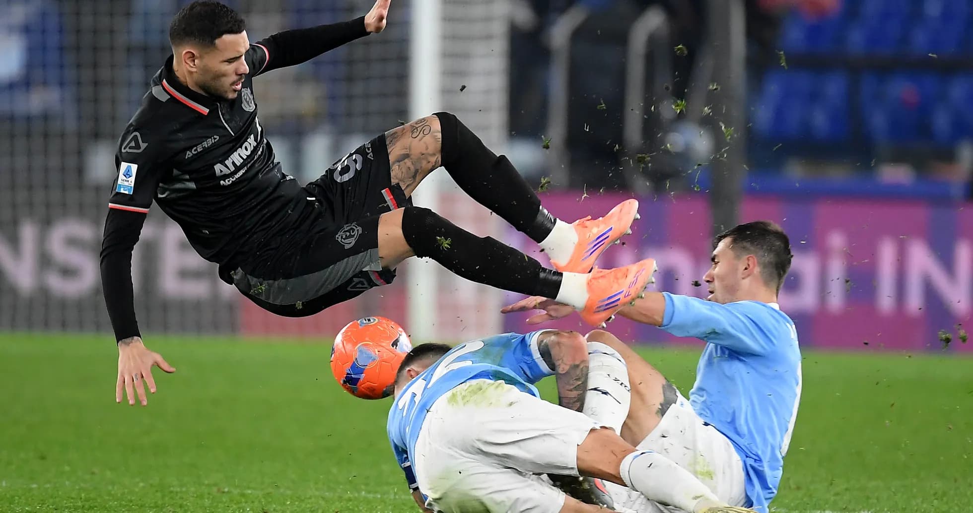 Jugador de Cremonese cae tras una falta