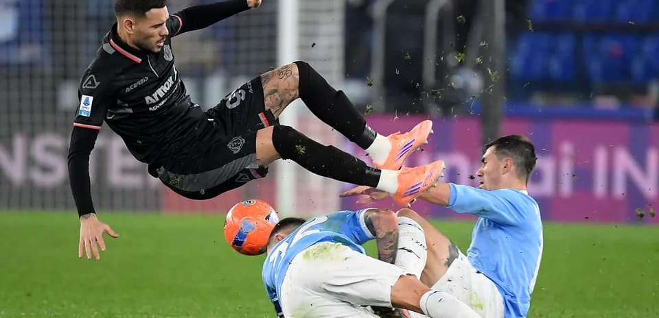 Jugador de Cremonese cae tras una falta
