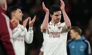 Jugadores de Arsenal aplaudiendo al público