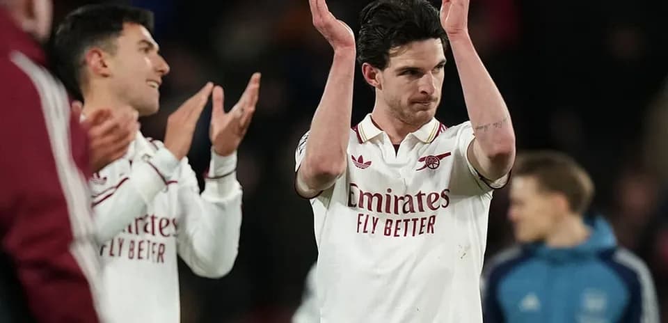 Jugadores de Arsenal aplaudiendo al público