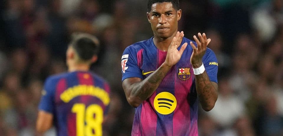 Jugador del Barcelona aplaudiendo durante el partido