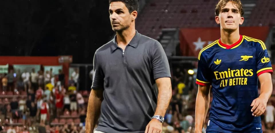 Entrenador y jugador de Arsenal en el campo