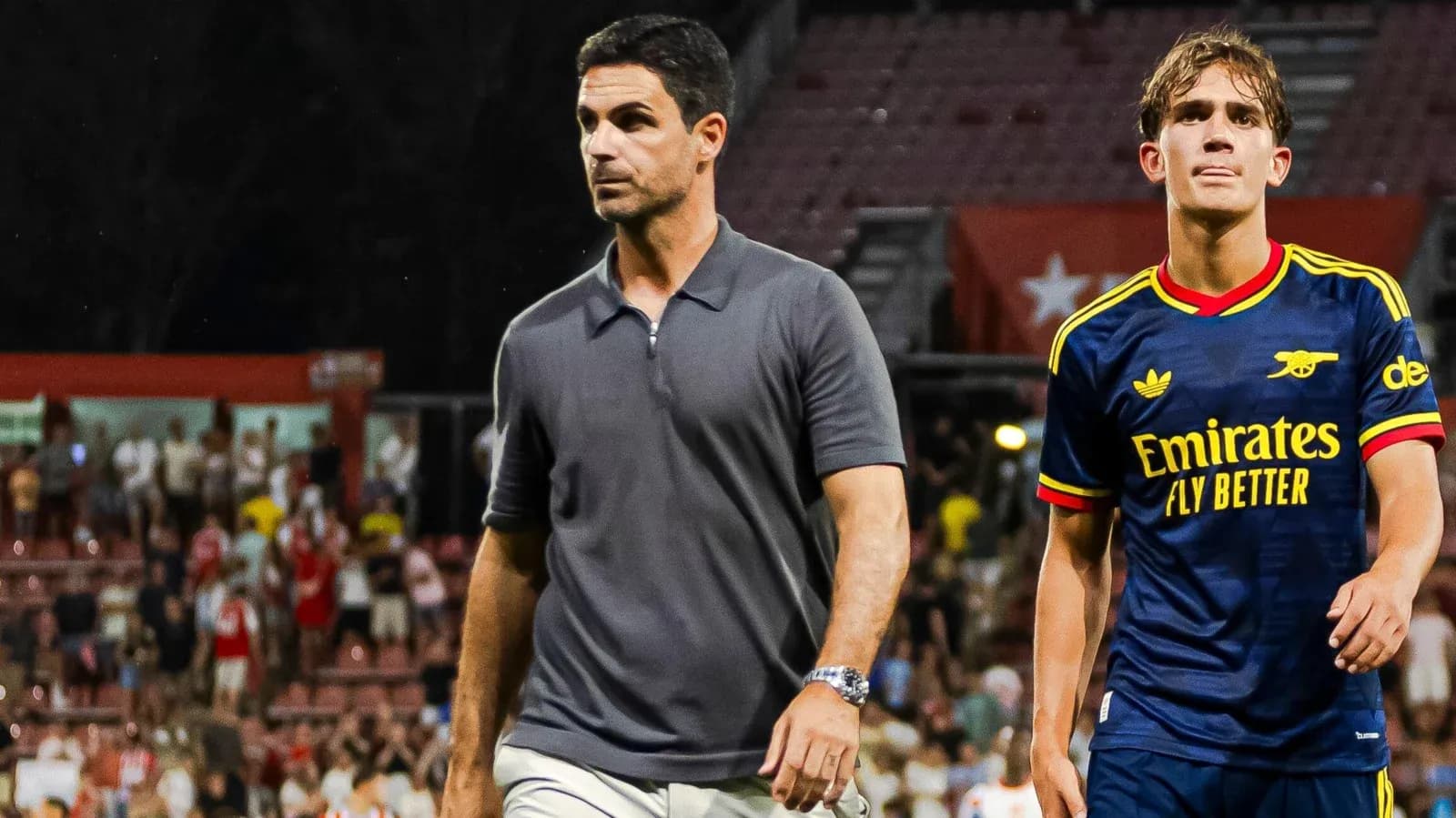 Entrenador y jugador de Arsenal en el campo