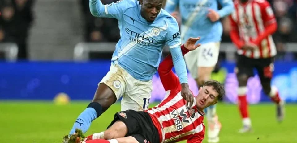 Jugador de Manchester City desafiando a jugador de Southampton