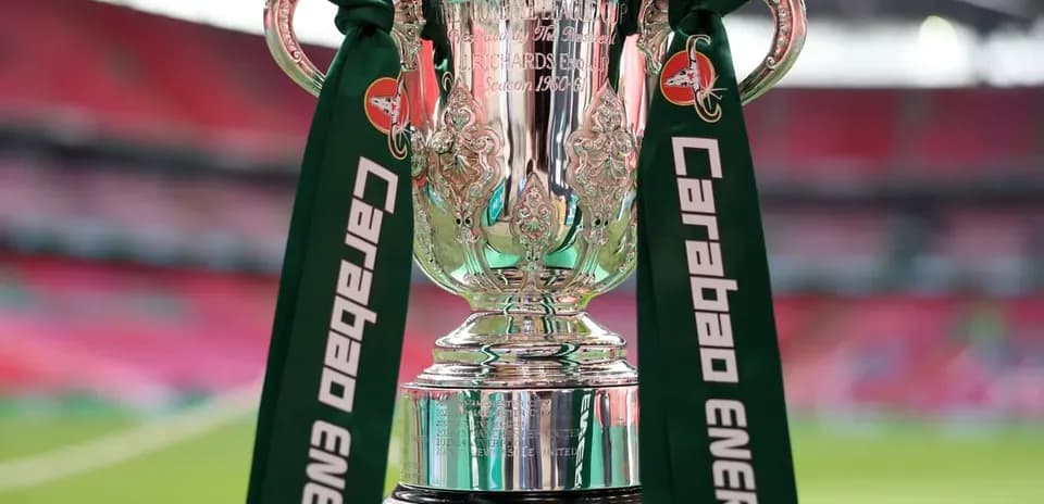 Trofeo Carabao Cup en el estadio vacío