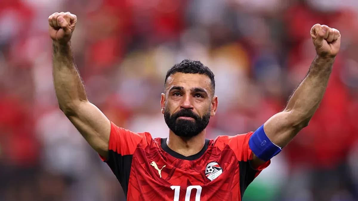 Jugador de Egipto levantando los brazos en celebración