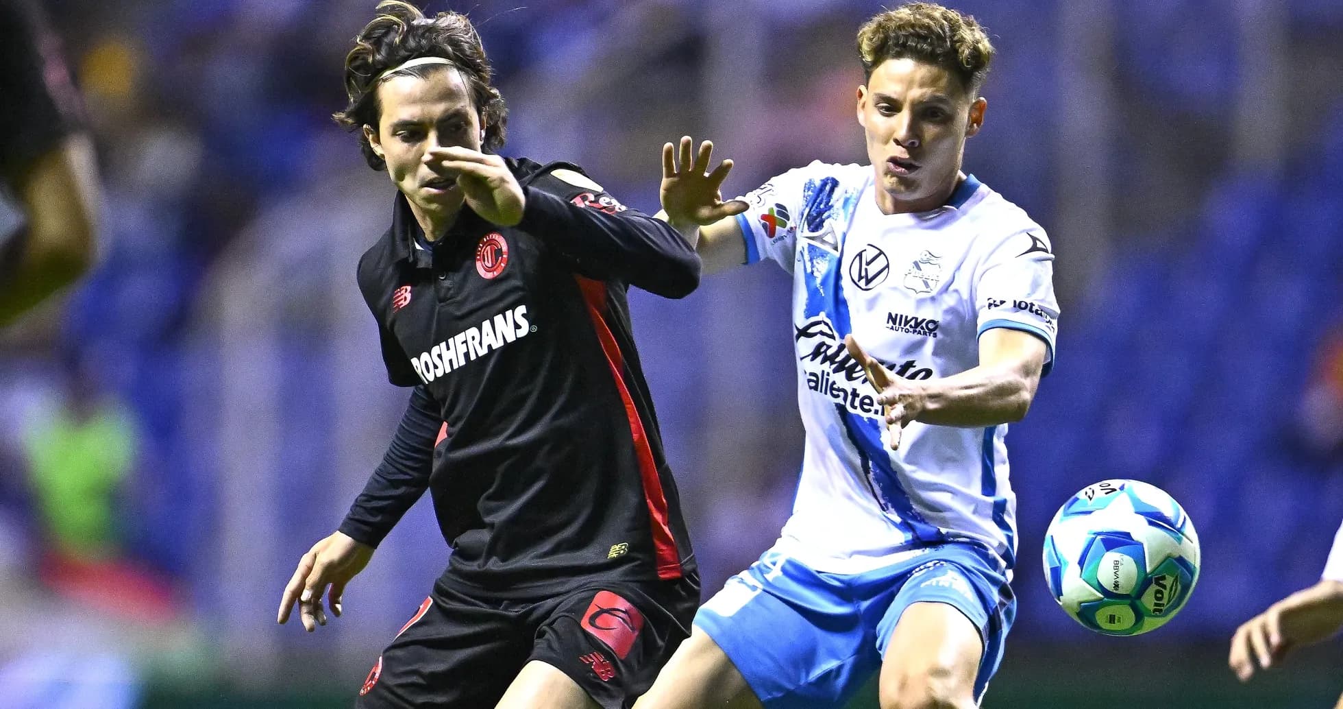 Jugadores de Puebla y Toluca disputando el balón