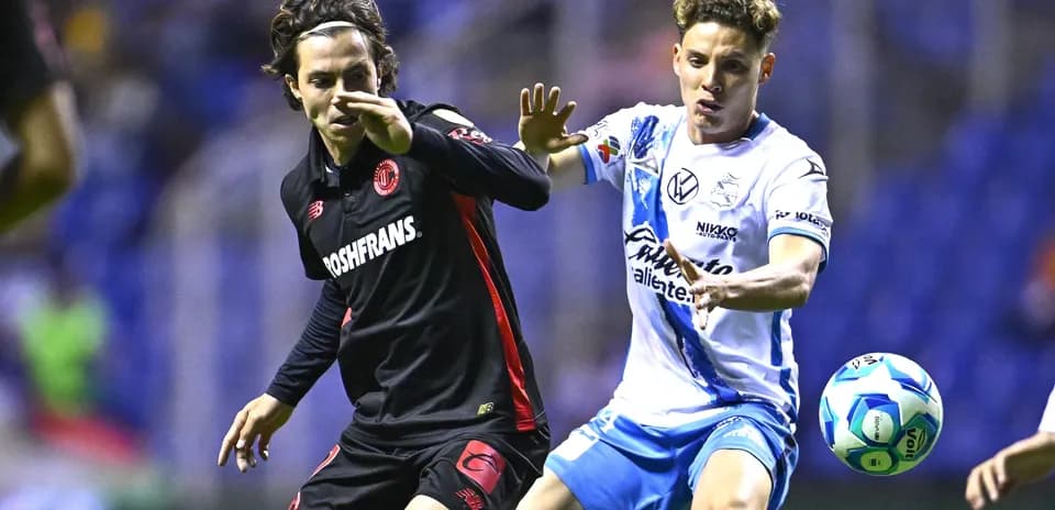 Jugadores de Puebla y Toluca disputando el balón