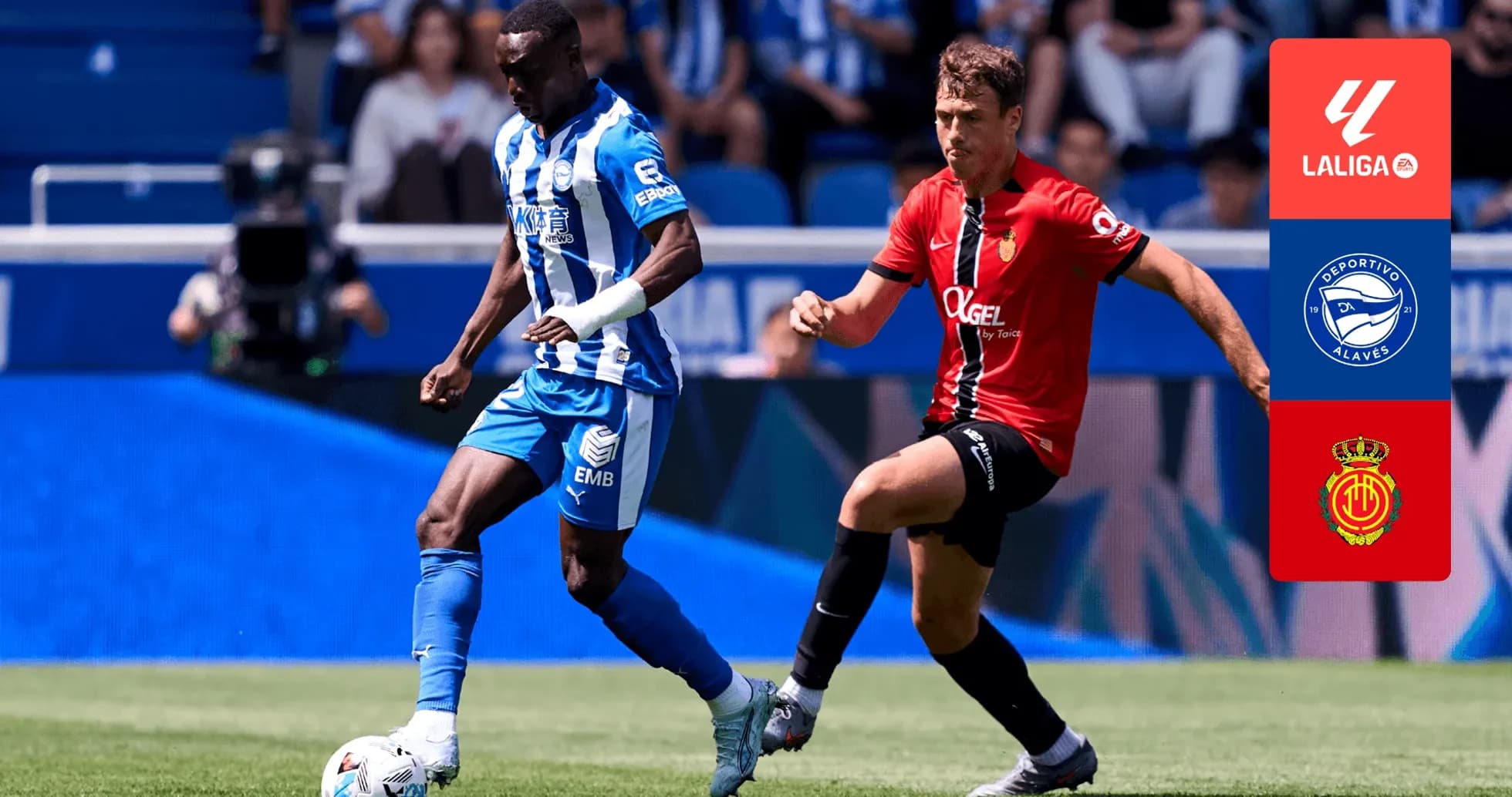 Jugador de Alavés driblando a un jugador de Mallorca