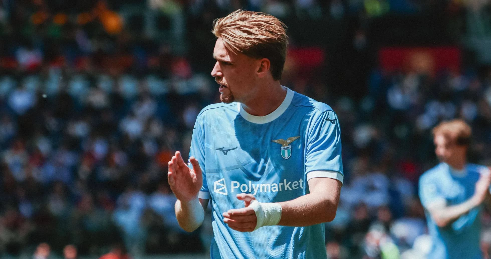 Jugador de Lazio aplaudiendo en el campo de juego