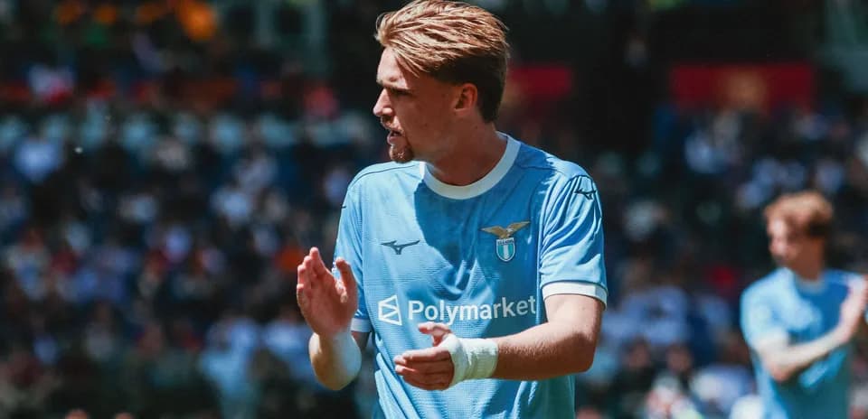 Jugador de Lazio aplaudiendo en el campo de juego