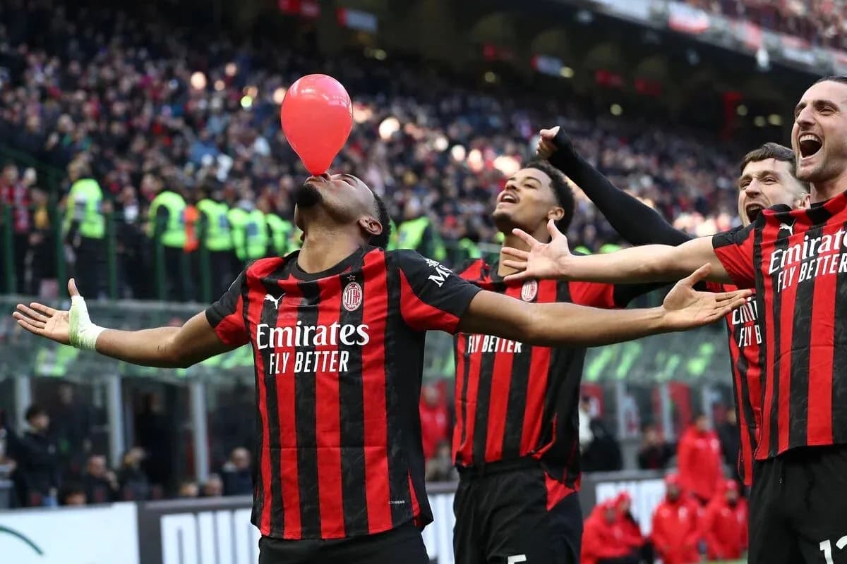 Jugadores de AC Milan celebrando con un globo rojo
