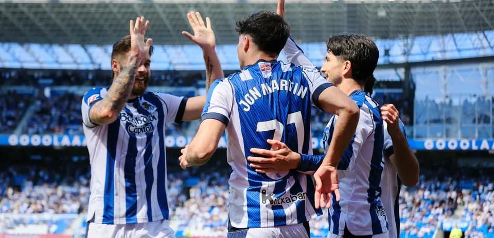 Jugadores de Real Sociedad celebrando un gol