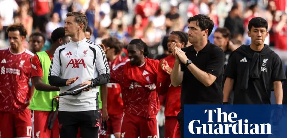 Jugadores de Liverpool aplaudiendo tras el partido