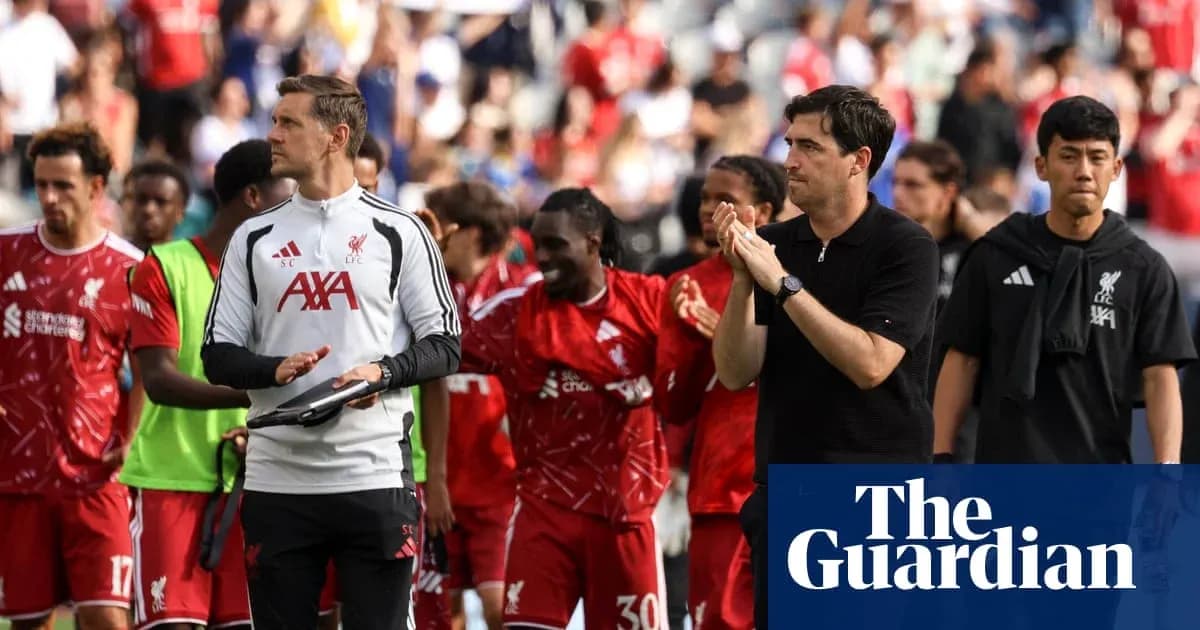 Jugadores de Liverpool aplaudiendo tras el partido