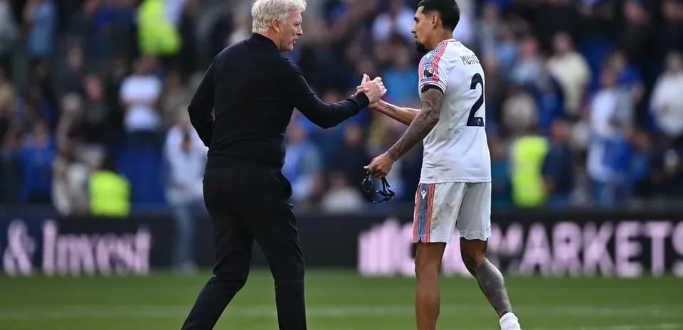 Entrenador y jugador se dan la mano tras el partido