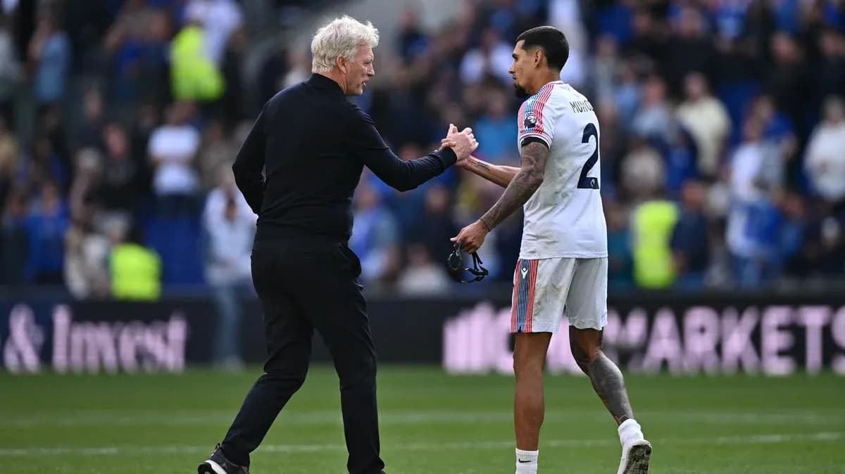 Entrenador y jugador se dan la mano tras el partido