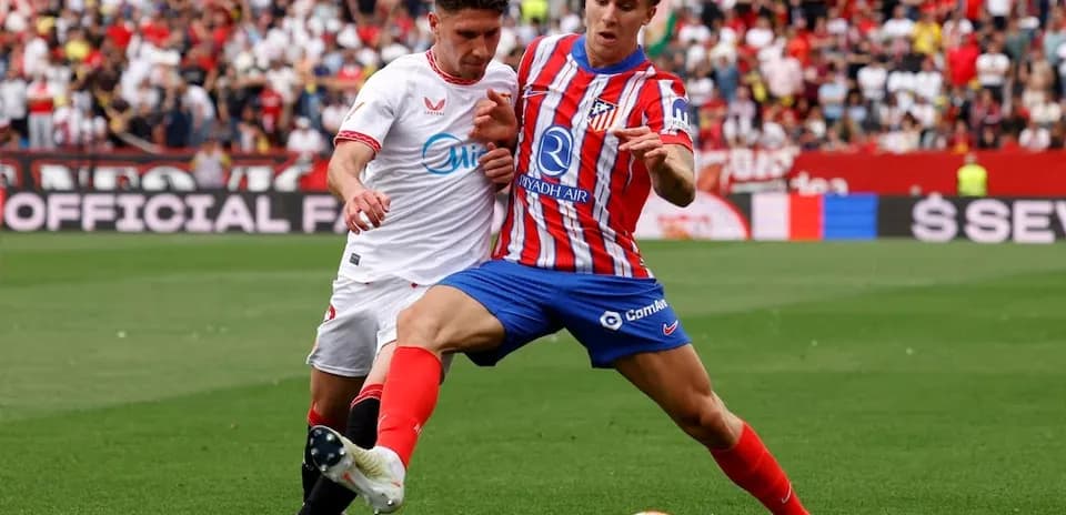 Jugadores de Sevilla y Atlético Madrid en acción