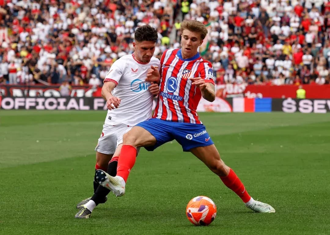 Jugadores de Sevilla y Atlético Madrid en acción