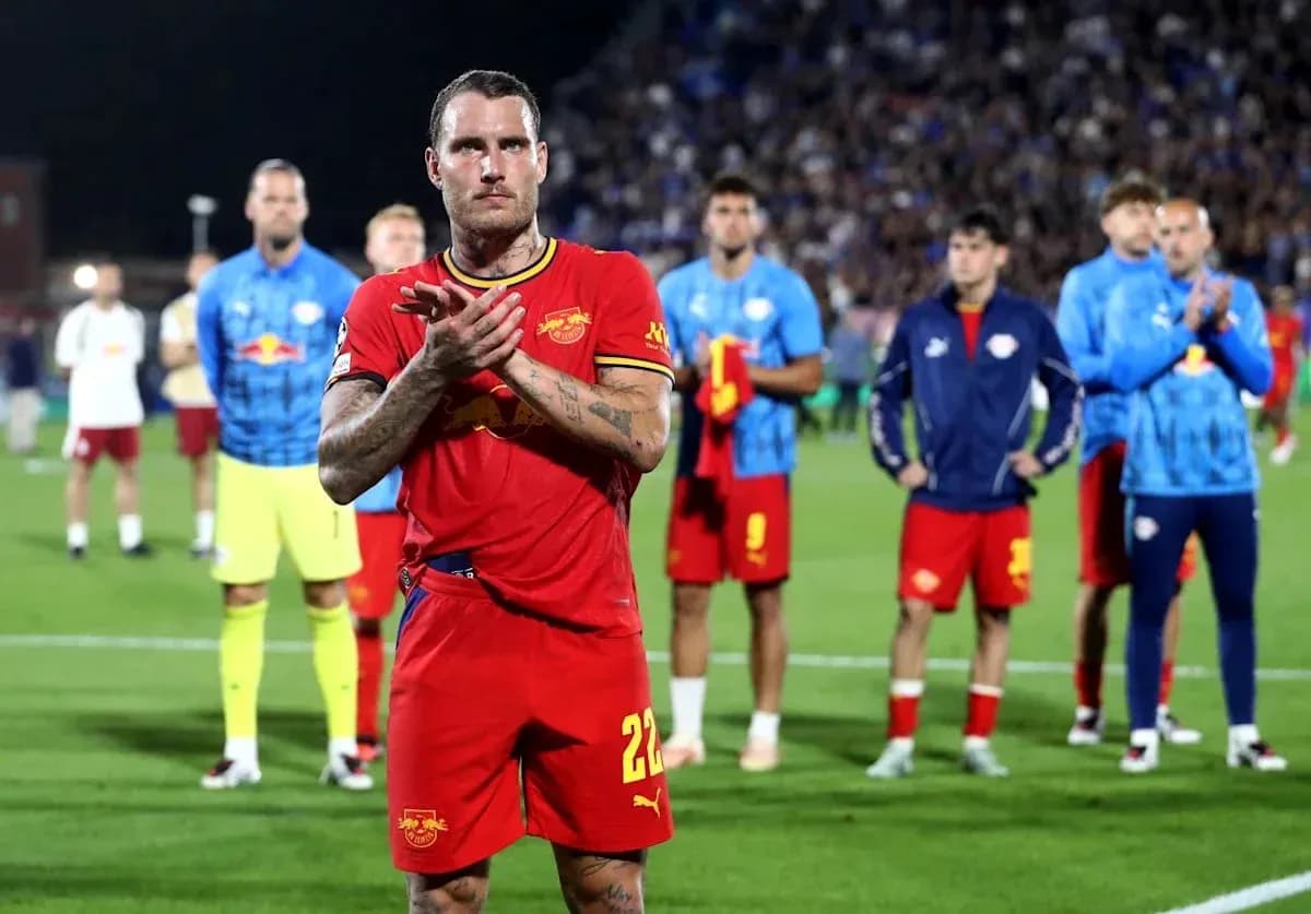 Jugador aplaudiendo con compañeros en el fondo