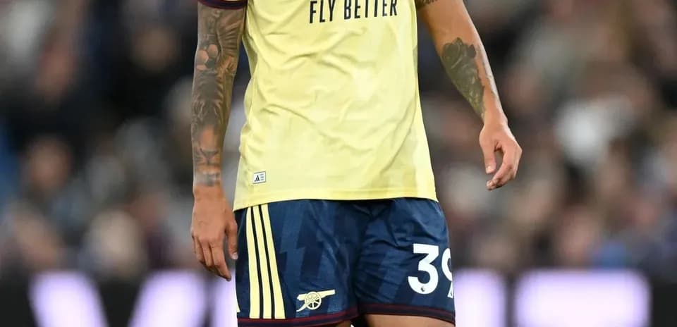 Jugador de Arsenal caminando en el campo de fútbol