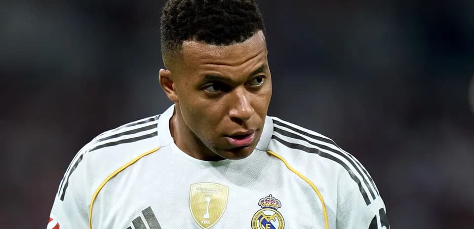Jugador con uniforme del Real Madrid en el campo