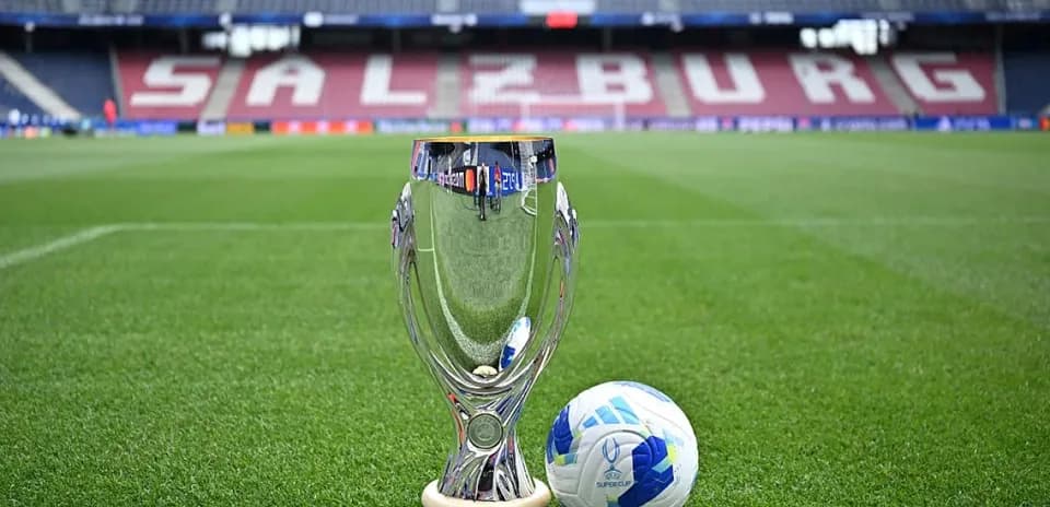 Trofeo y balón de fútbol en el estadio Salzburg