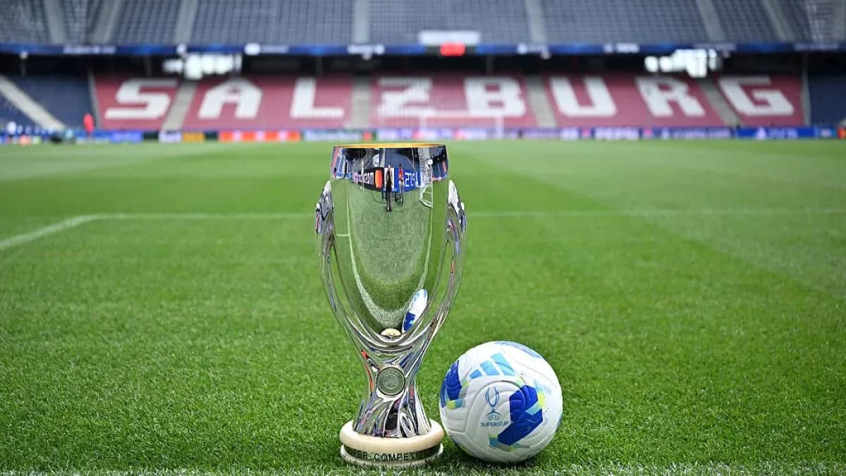 Trofeo y balón de fútbol en el estadio Salzburg