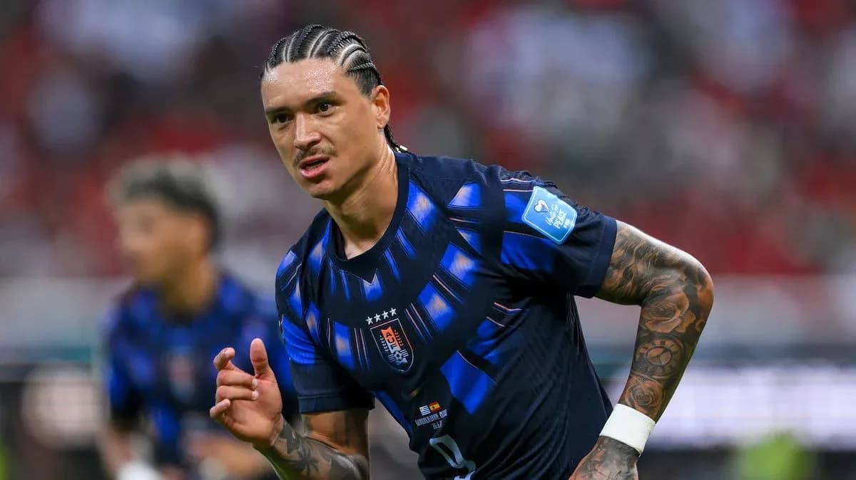 Jugador corriendo en partido de fútbol
