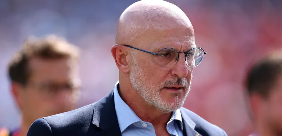Hombre con gafas en el campo de fútbol
