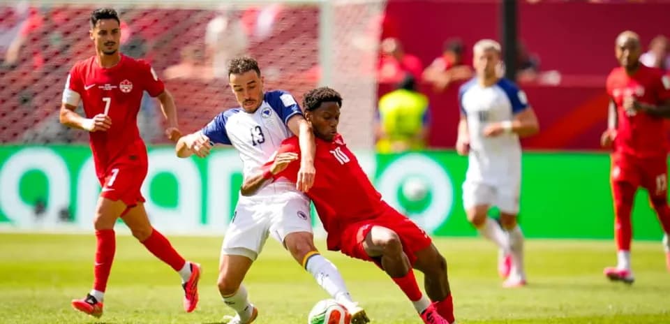 Jugador de Canadá compitiendo por el balón