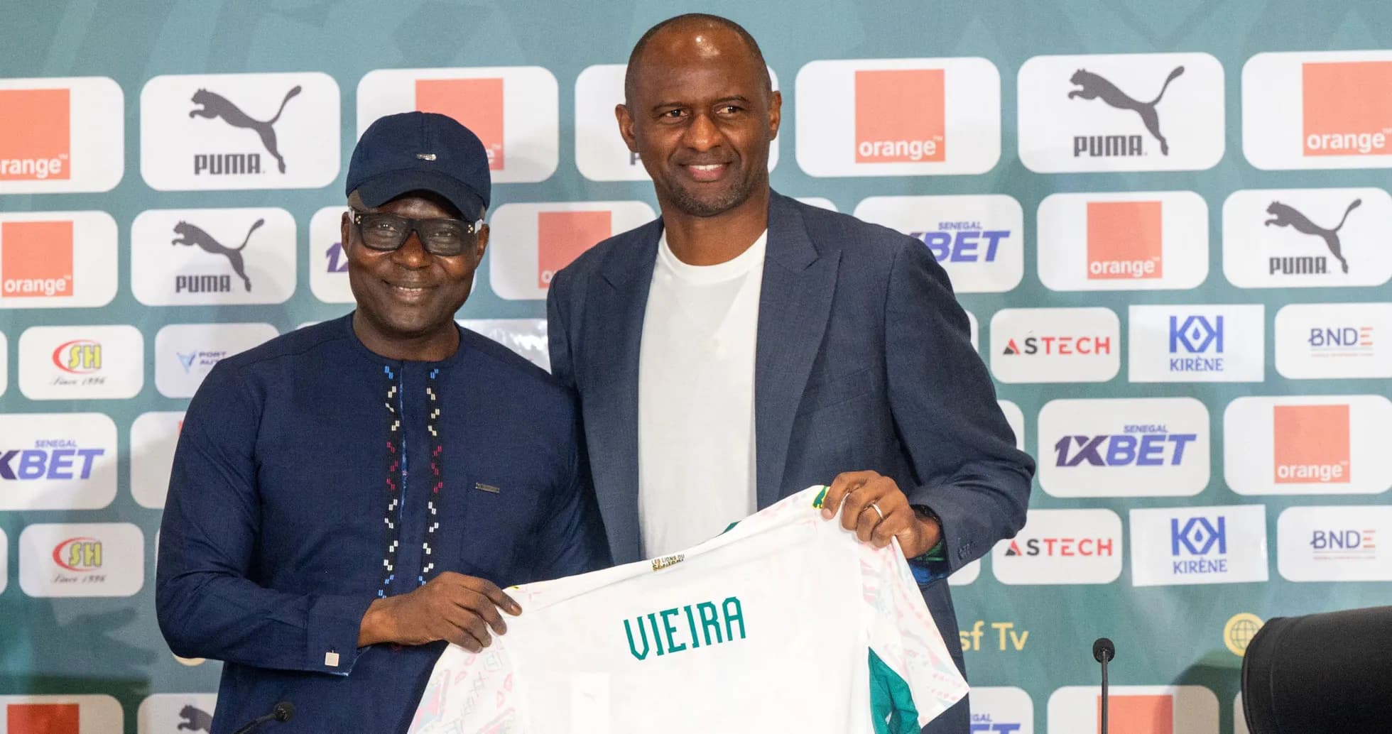 Presentación de Vieira con camiseta en conferencia