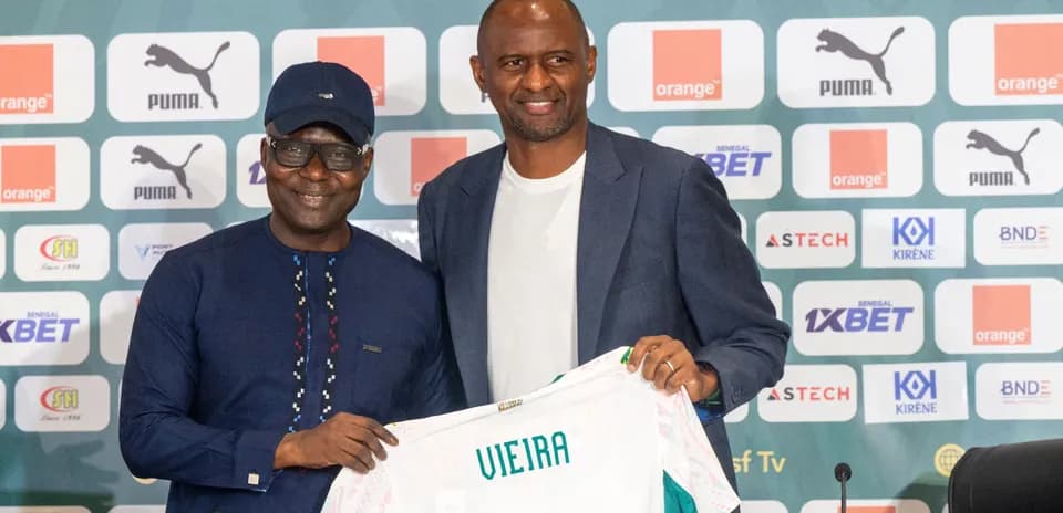Presentación de Vieira con camiseta en conferencia