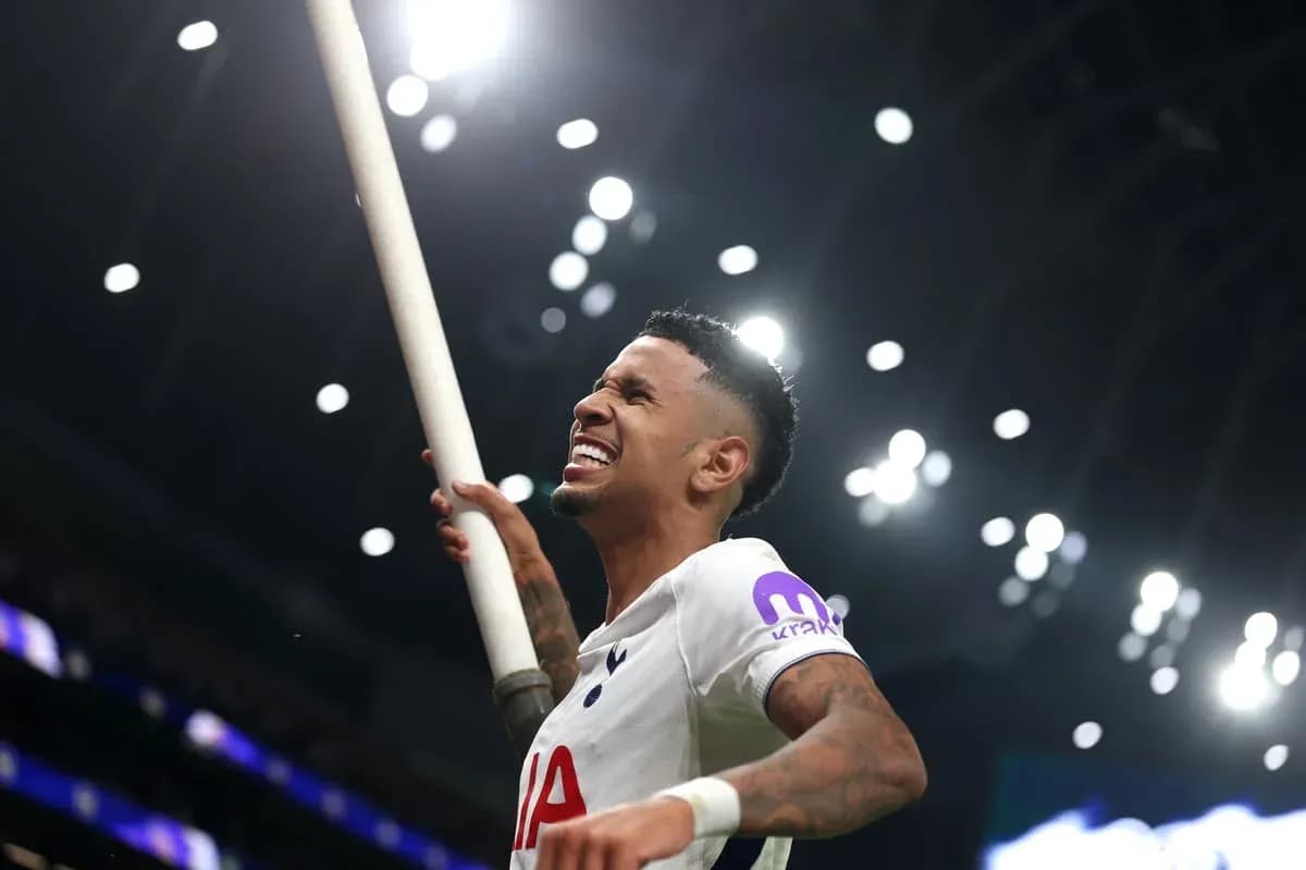 Jugador de Tottenham celebrando con un palo en mano