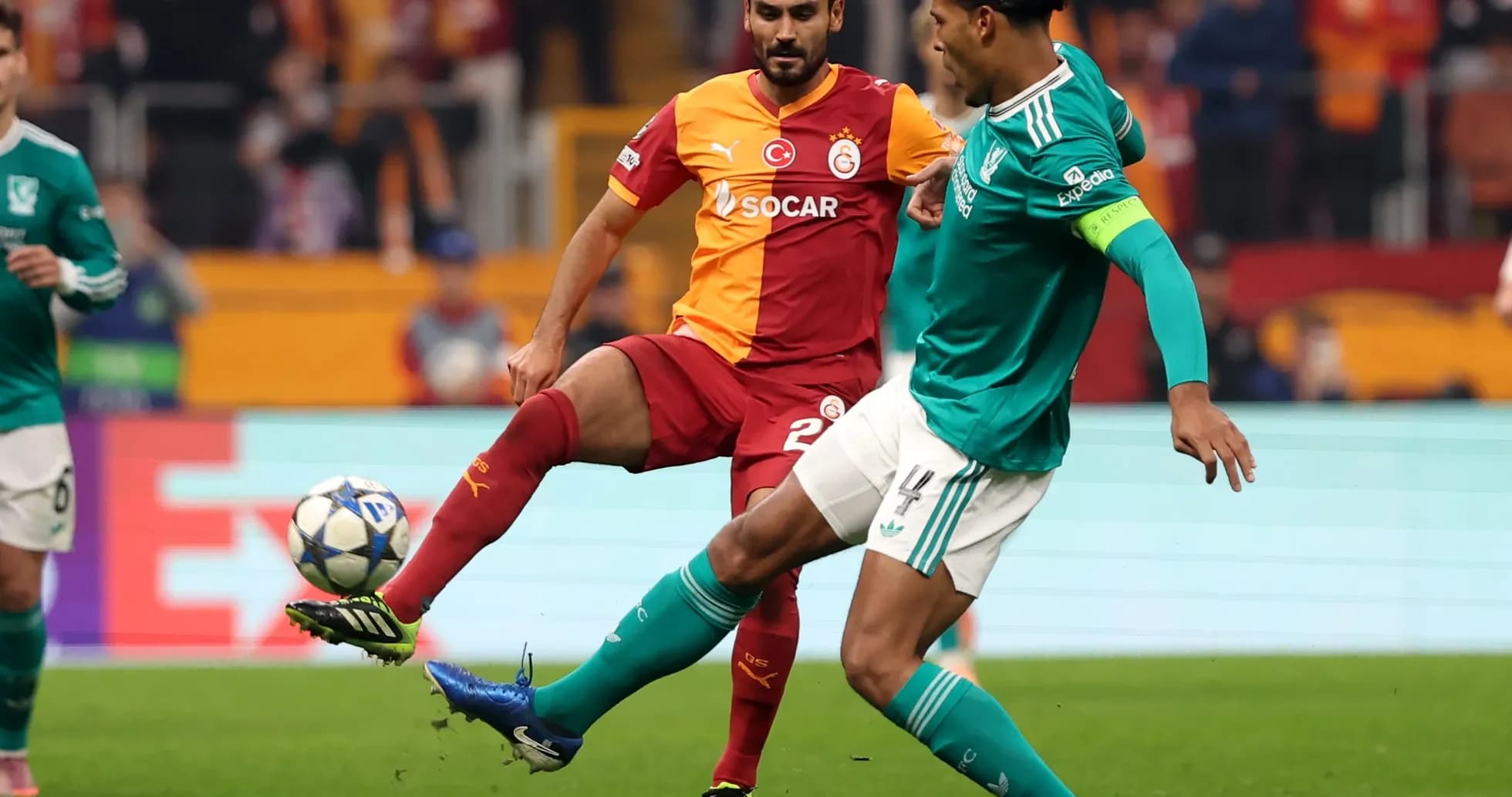 Jugador de Galatasaray en acción durante el partido
