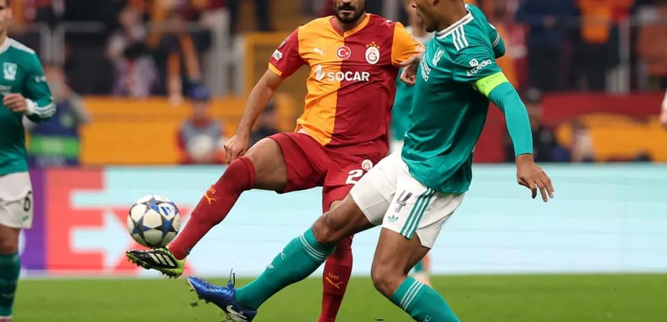 Jugador de Galatasaray en acción durante el partido