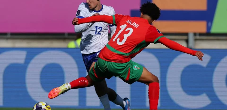 Jugador de Marruecos deslizándose para recuperar el balón