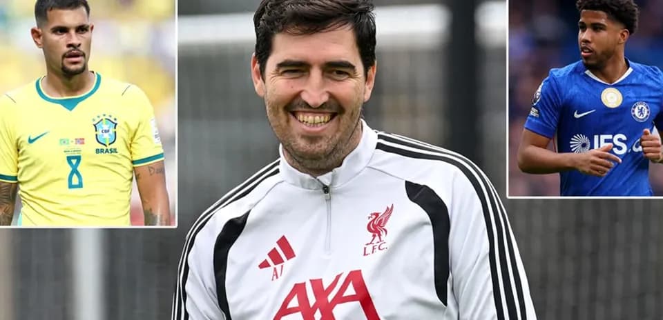 Entrenador de Liverpool sonriendo durante la sesión de entrenamiento