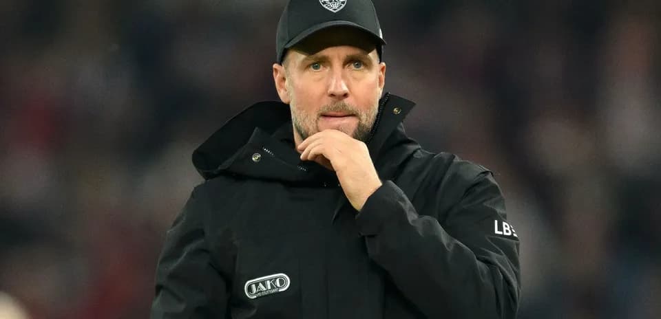 Entrenador pensativo en el banquillo del partido