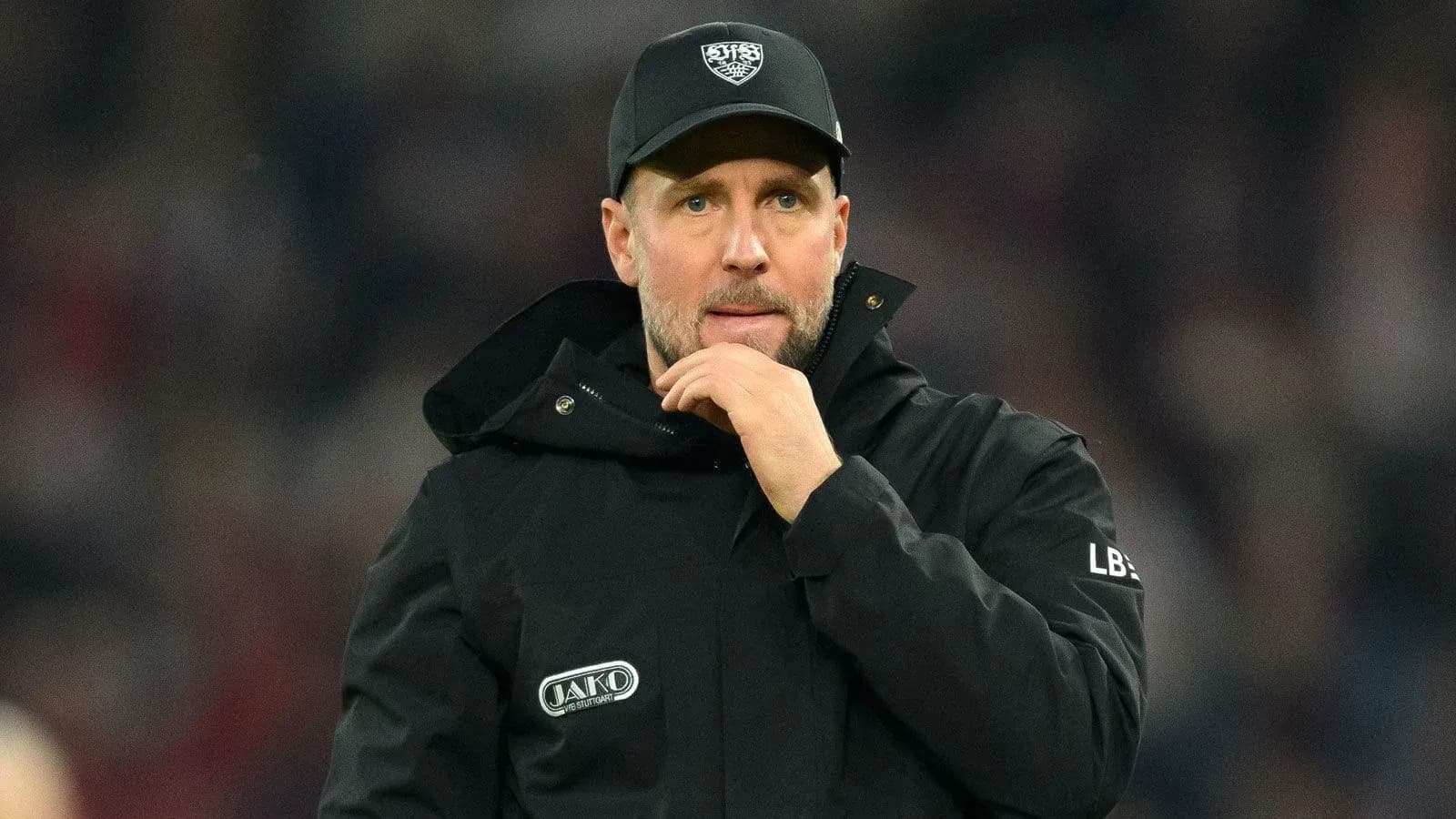 Entrenador pensativo en el banquillo del partido