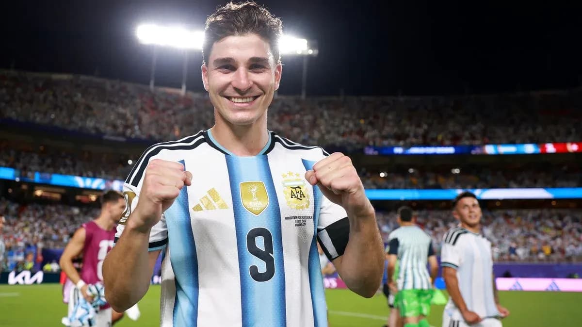 Jugador argentino celebrando en el estadio después del partido