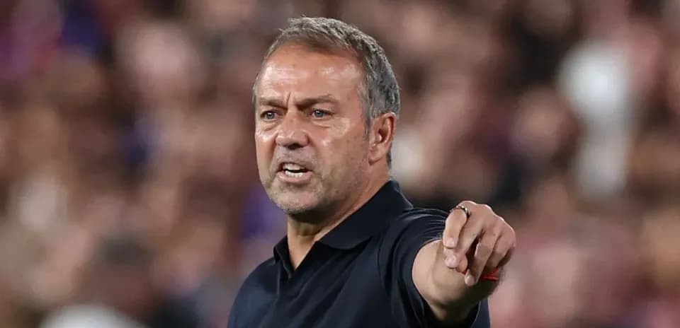 Entrenador dirigiendo a su equipo durante el partido