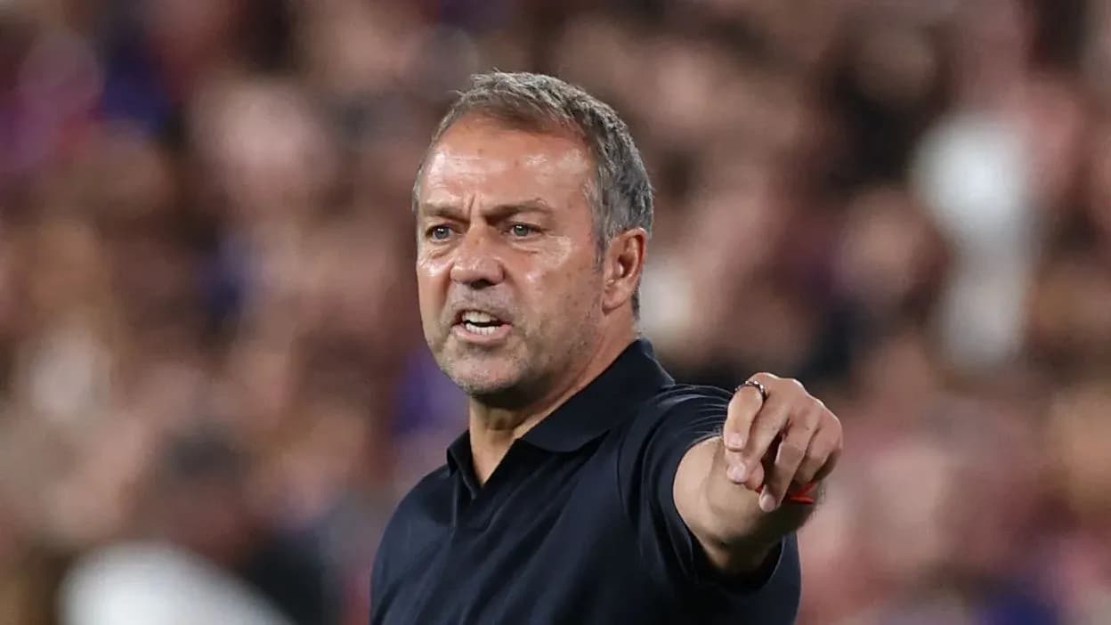Entrenador dirigiendo a su equipo durante el partido