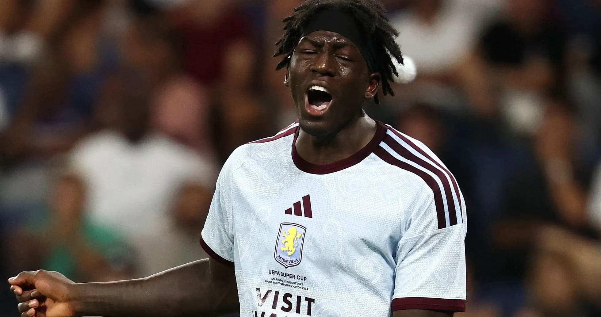 Jugador de Aston Villa gritando durante el partido