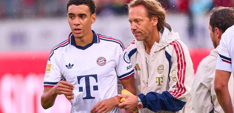 Jugador de Bayern Munich siendo atendido por entrenador