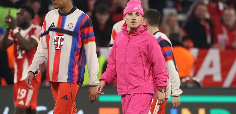 Jugadores de Bayern Múnich saliendo del campo después del partido