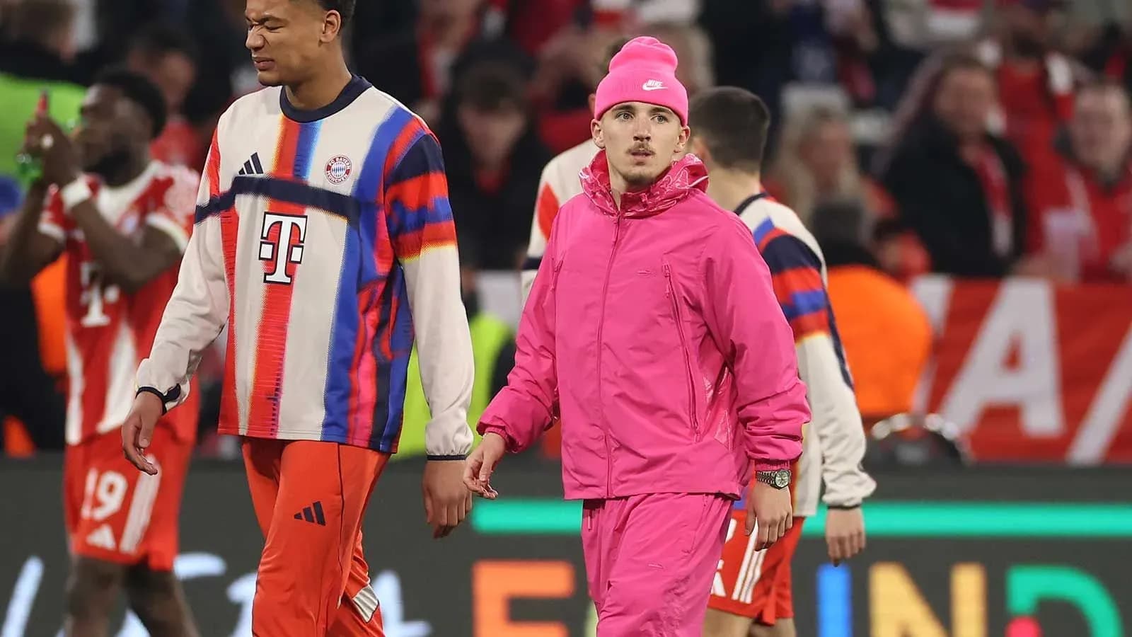 Jugadores de Bayern Múnich saliendo del campo después del partido