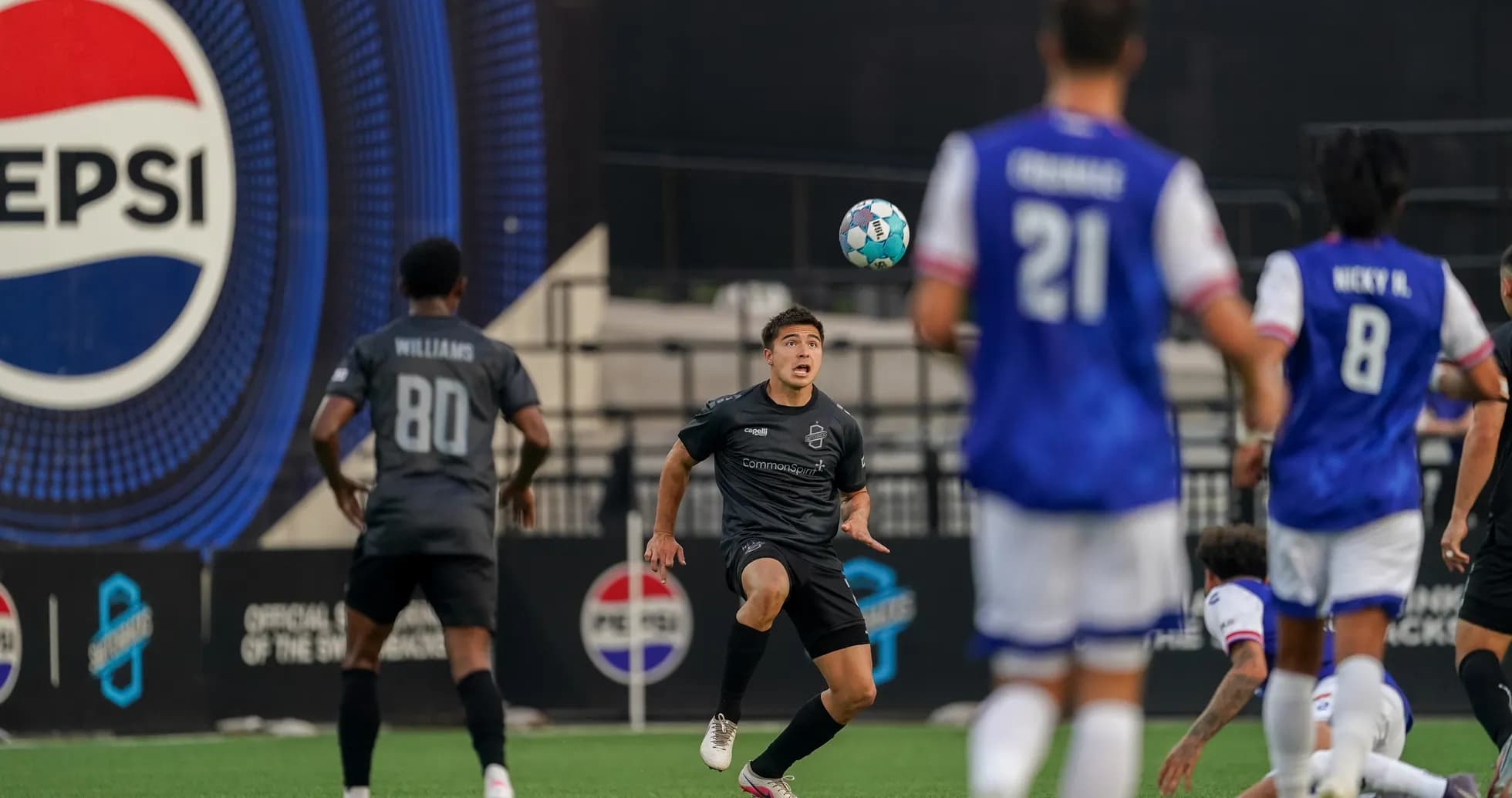 Jugador de Colorado Springs controla el balón