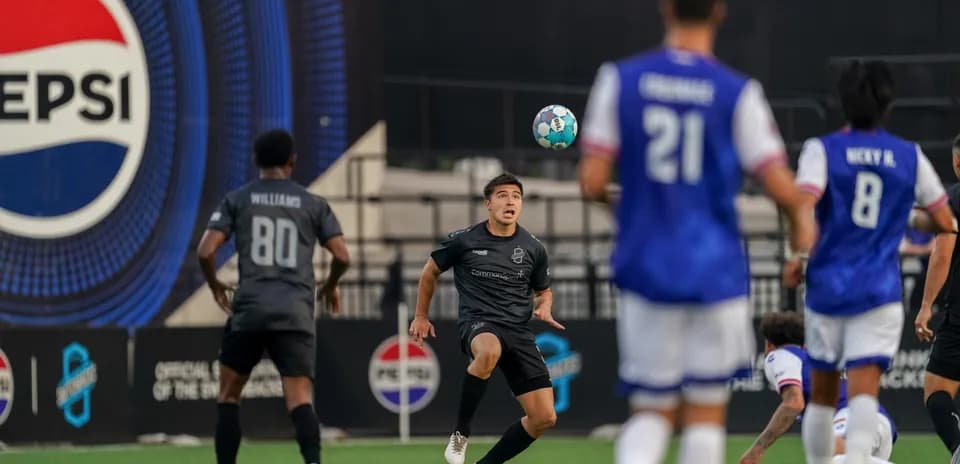 Jugador de Colorado Springs controla el balón