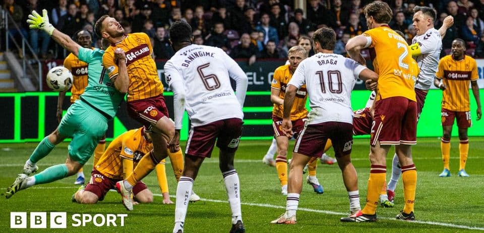 Jugadores disputando el balón en área penal